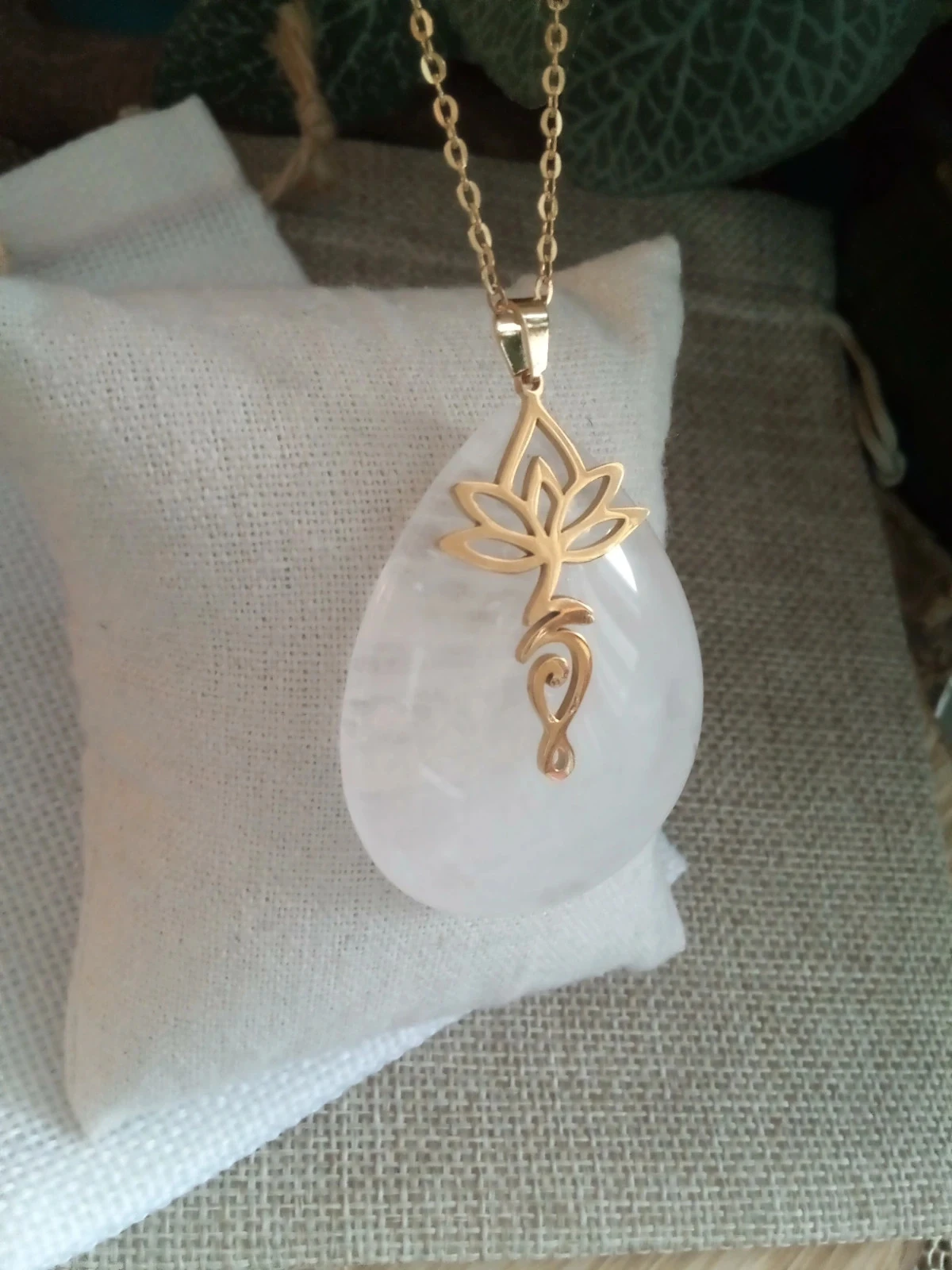 Colar de cristal de quartzo branco e flor de lótus em aço inoxidável dourado – photo 2